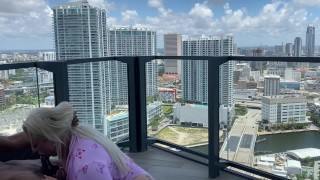 Upojny seks na balkonie z cudowną blondynką